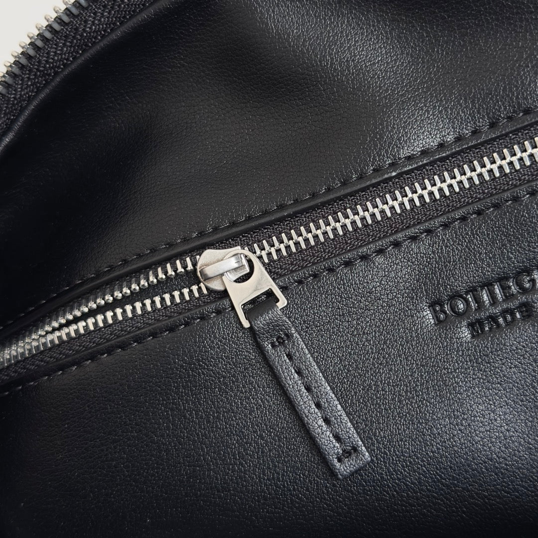 Сумка через плечо BV - Большая - Черная