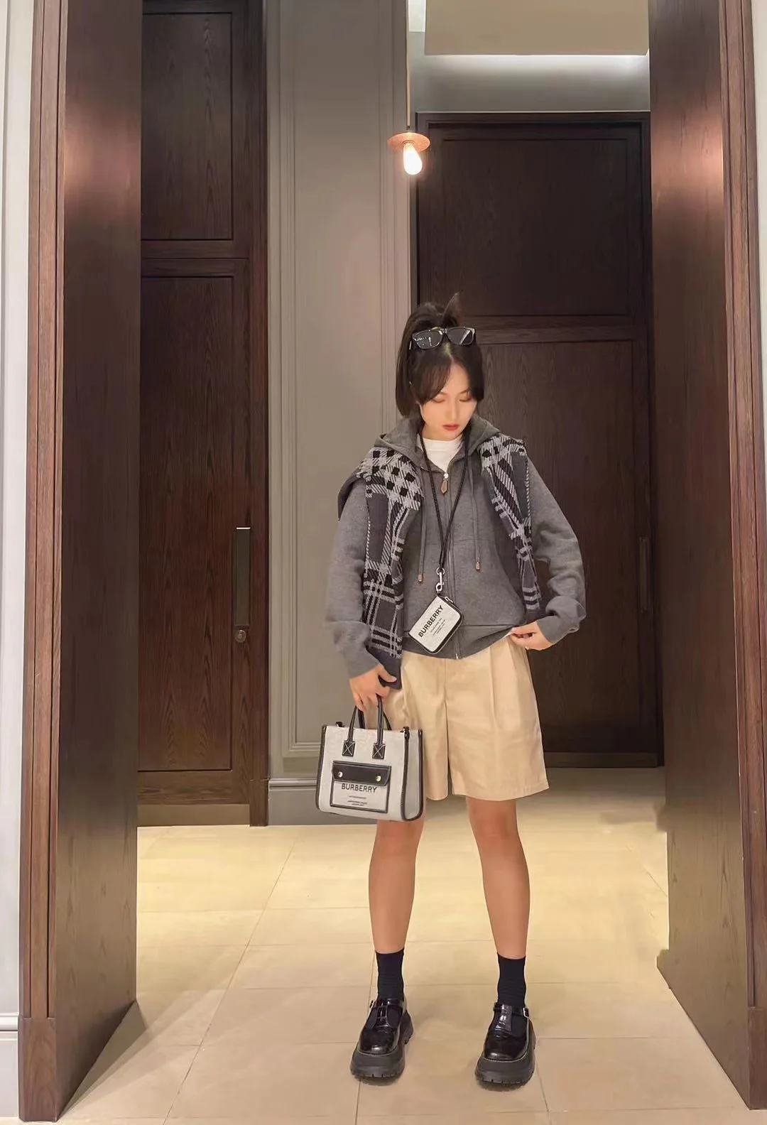 Сумка Burberry Freya — черная — маленькая — фотографии, демонстрирующие ее ношение.