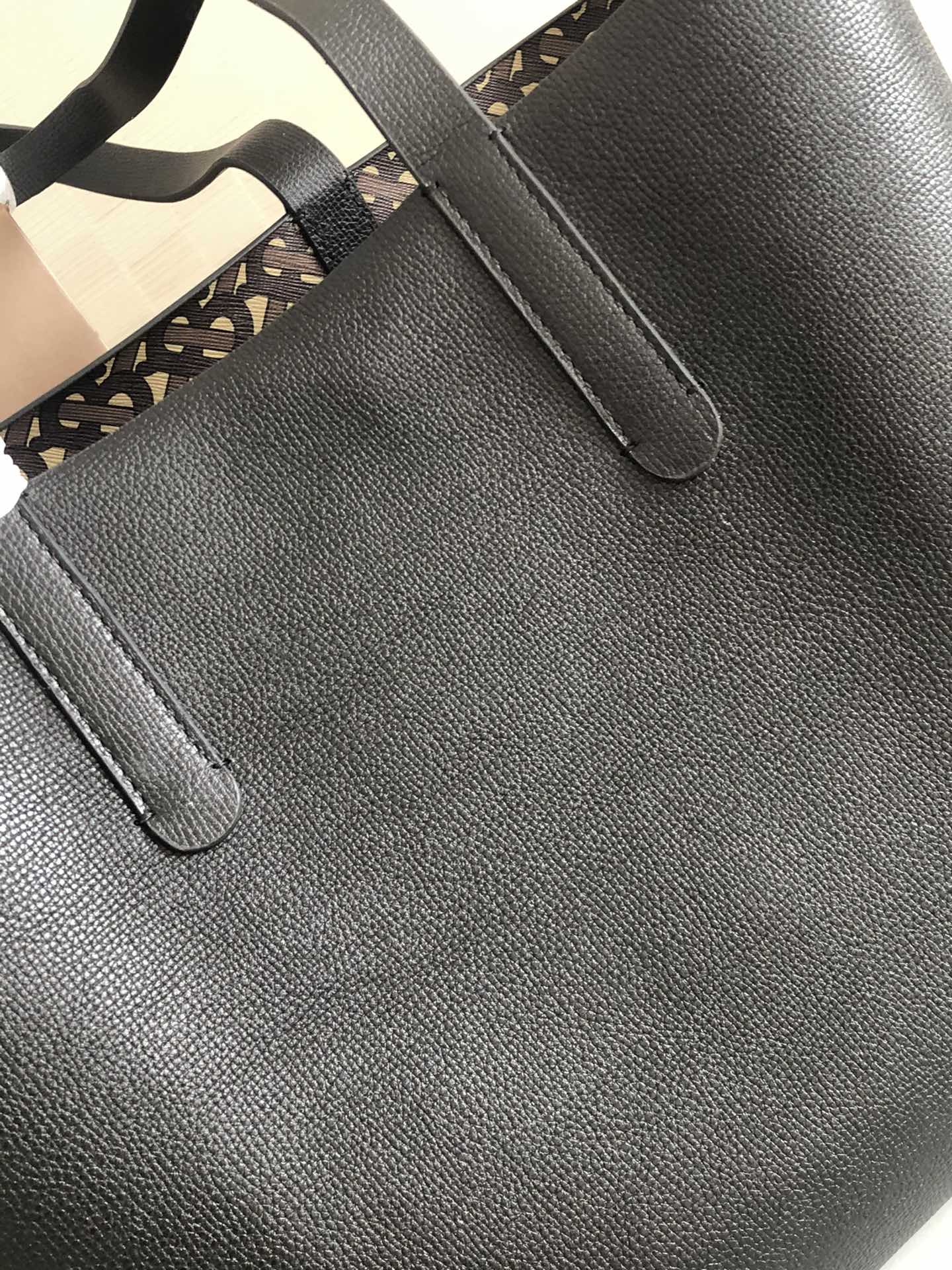 Burberry - Кожа с покрытием - Новейшая сумка-тоут - Черная