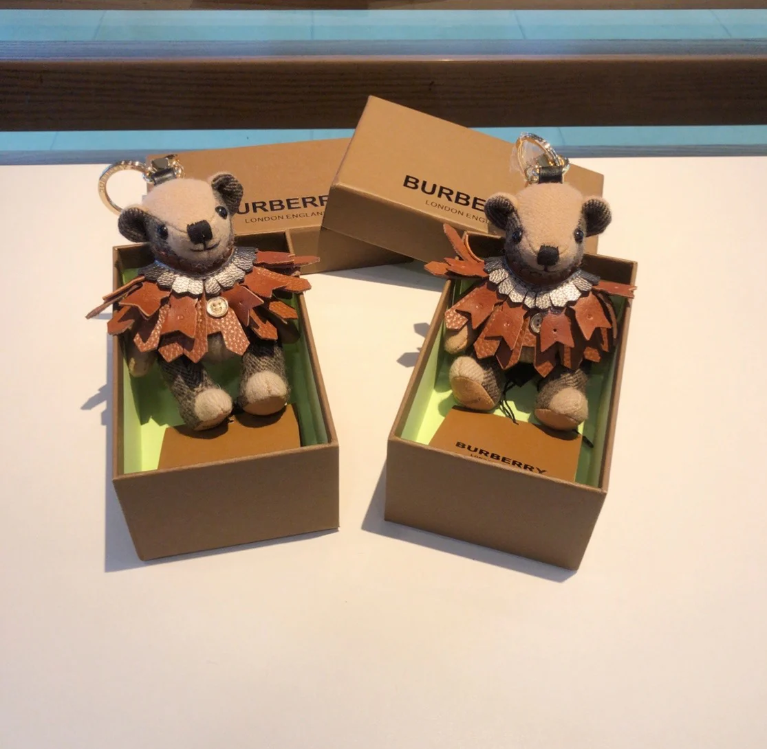 Burberry - Подвеска в виде медведя в виде тренча