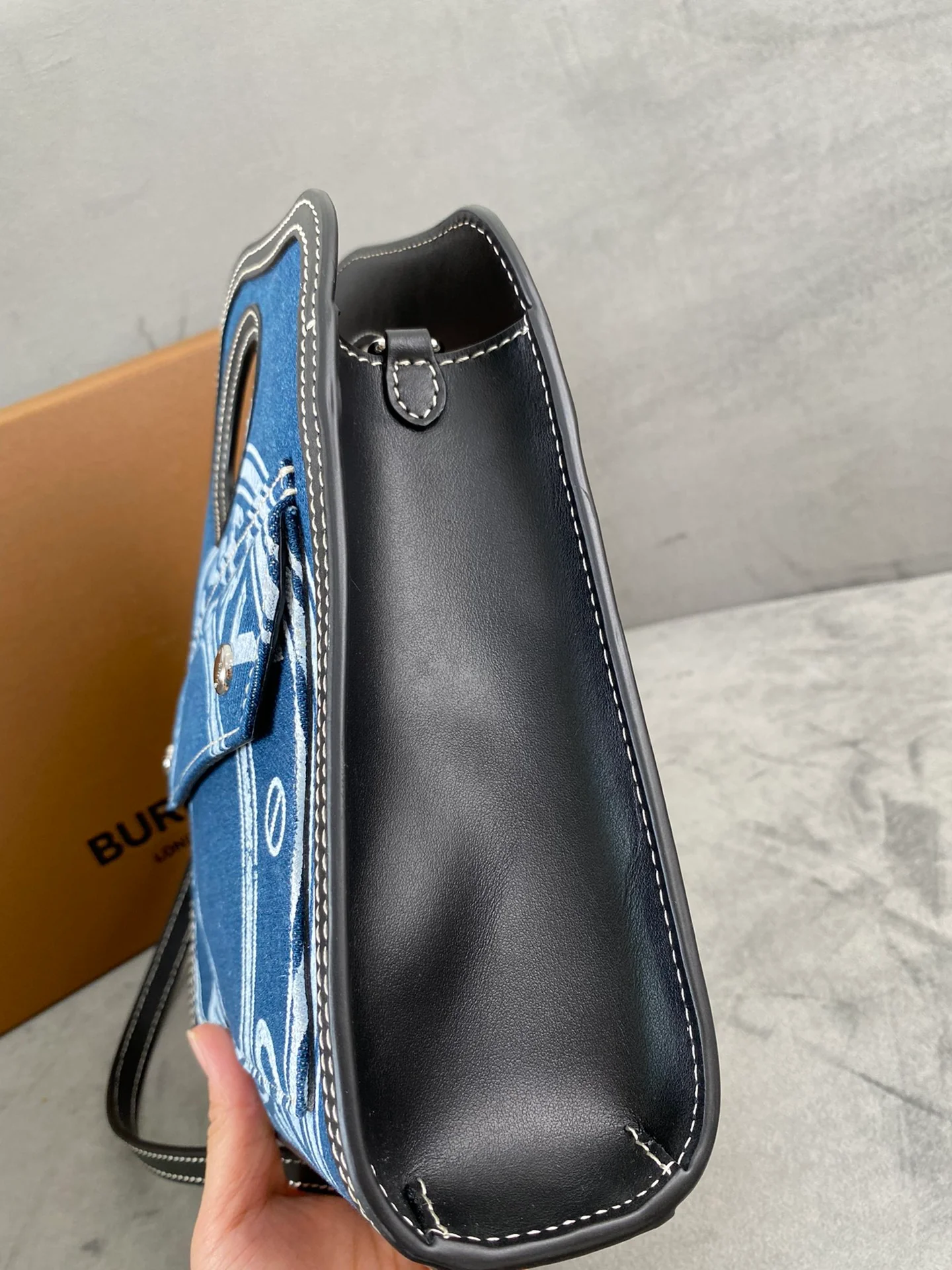 Burberry — Джинсовая ткань — Кожа с прострочкой — Большая сумка