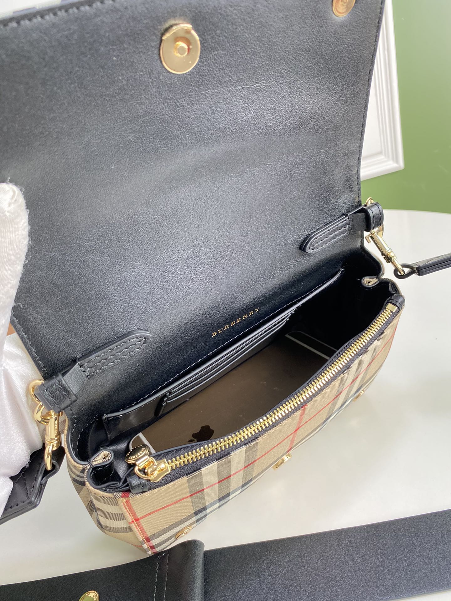 Сумка через плечо Burberry в винтажный клетчатый узор из кожи - 1 шт.