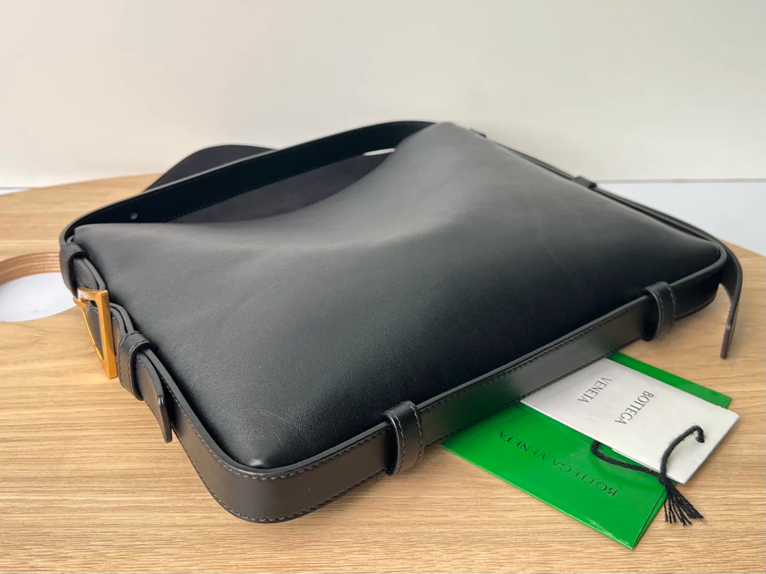 Сумка через плечо BV Cradle Triangle - из коровьей кожи - 22 см (5х30х16 см)