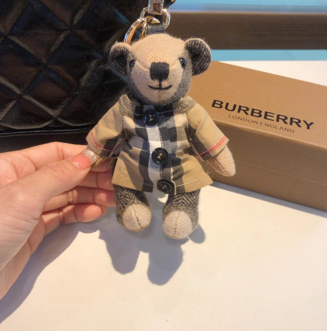 Классический клетчатый топ Burberry с подвеской в ??виде медведя