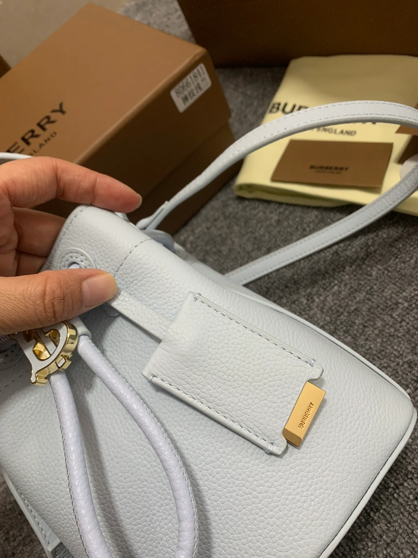 Сумка-ведро Burberry из зернистой кожи, маленькая, светло-голубая.