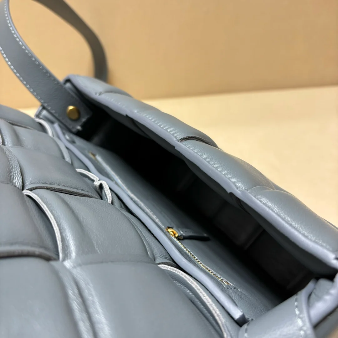 Двусторонняя плетеная сумка через плечо BV - сине-серая