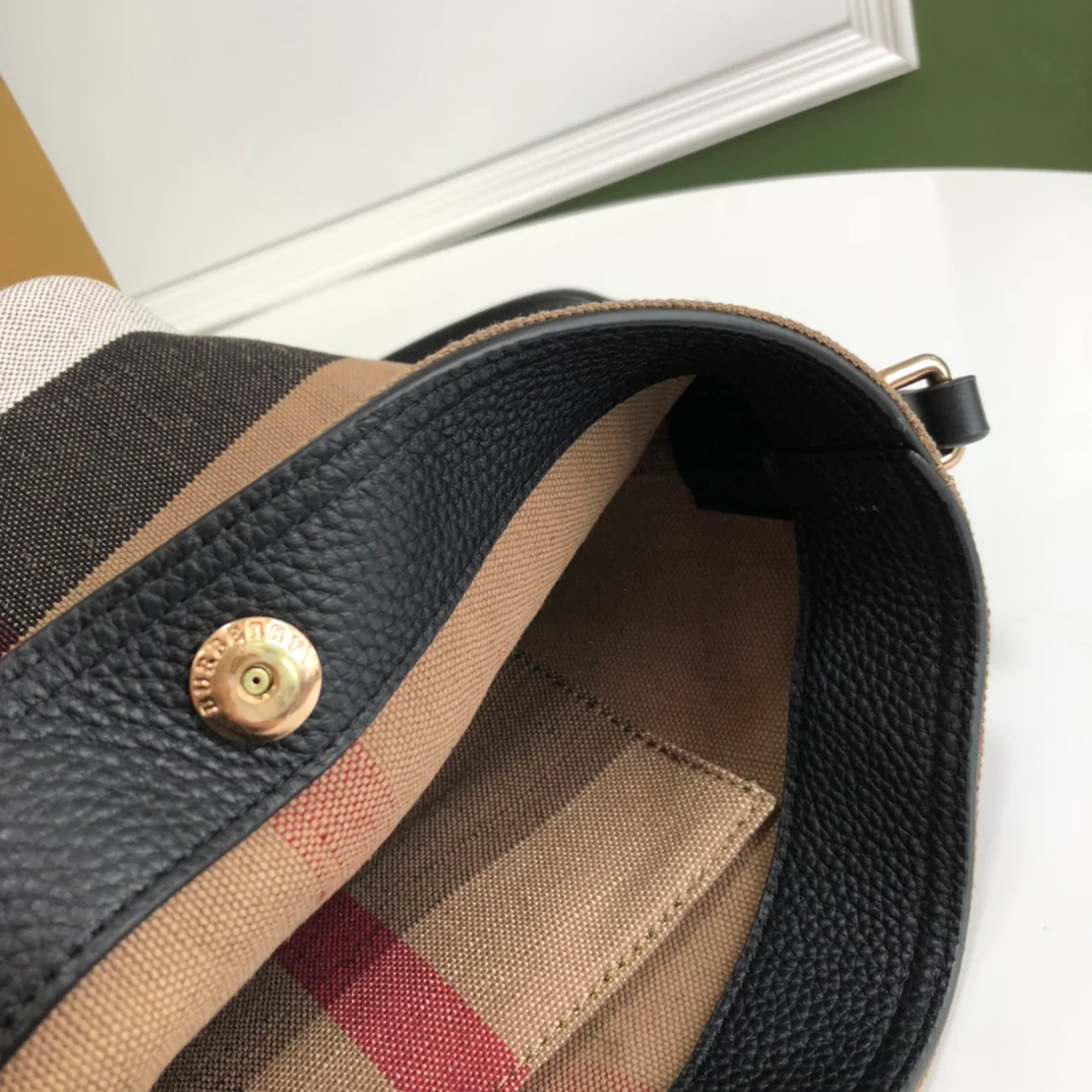 Сумка Burberry The Ashby - черная