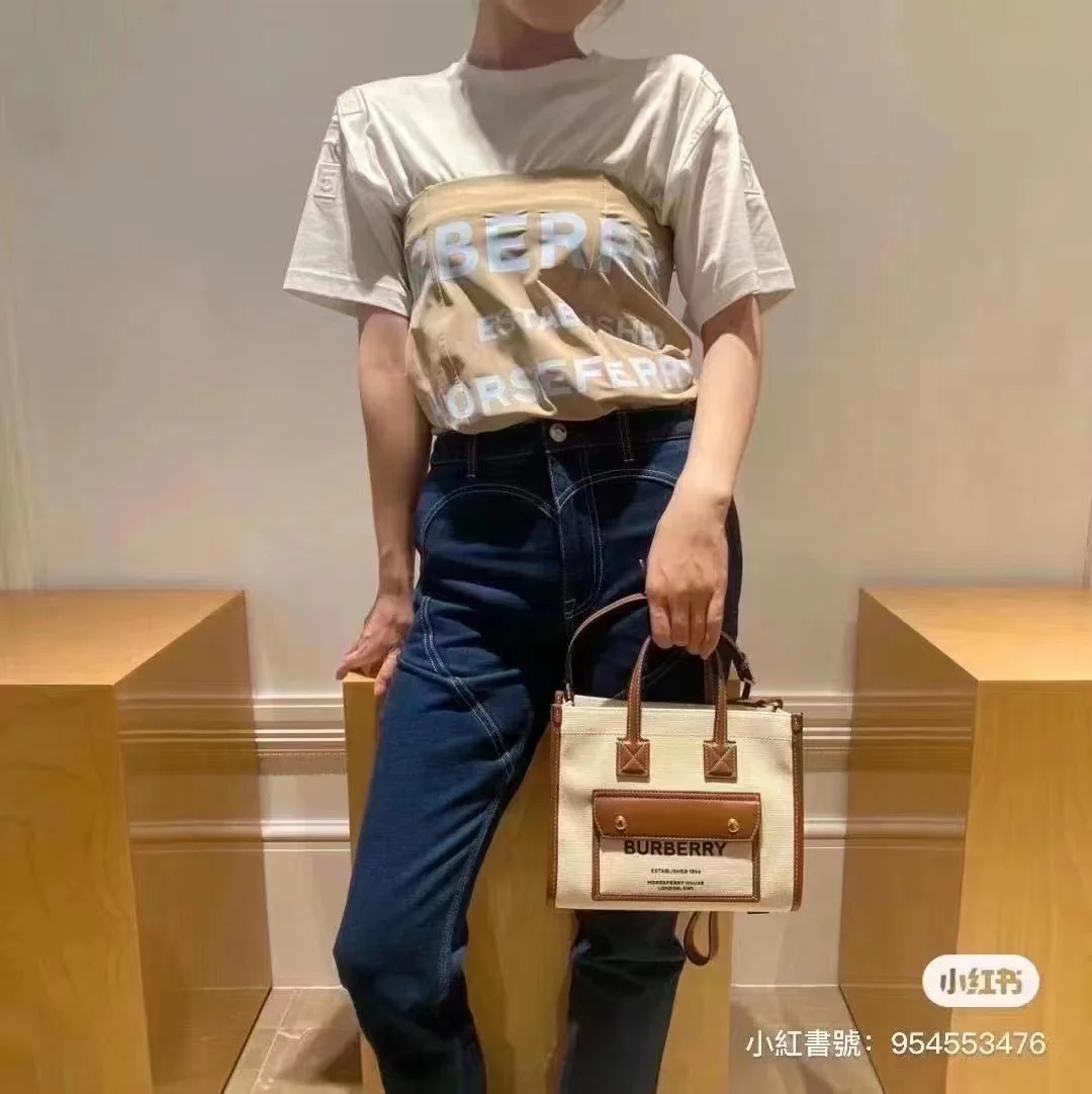 Сумка Burberry Freya — коричневая — изображение человека, который её носит.