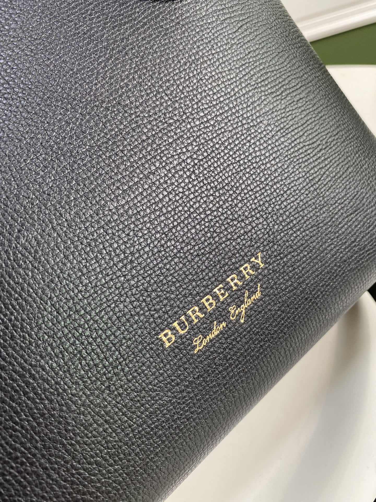 Сумка Burberry The Banner, 26 см, черная.