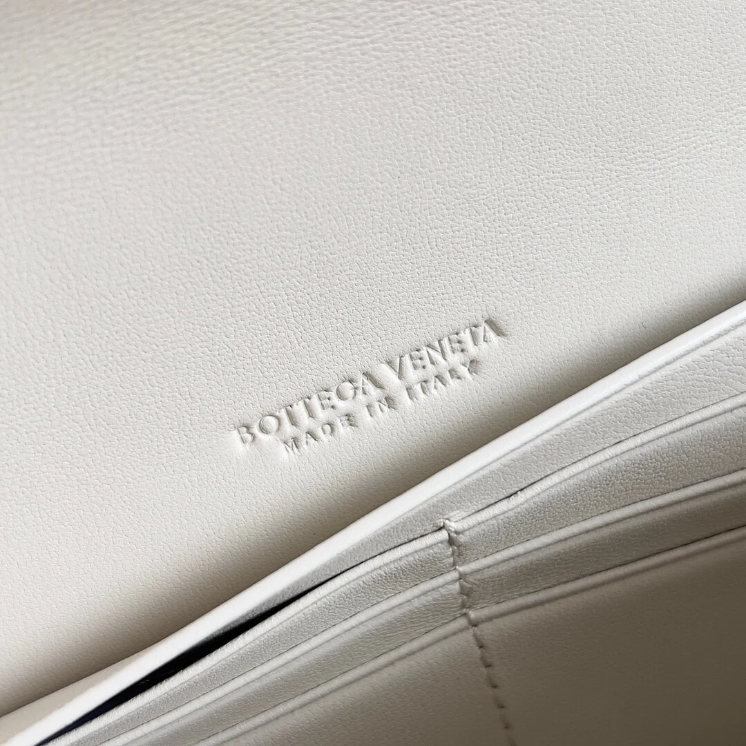 Сумочка-клатч BV с витым краем и рисунком под крокодиловую кожу - белая