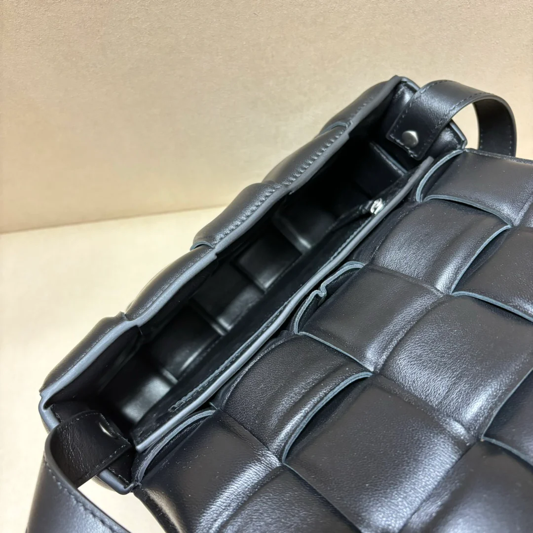 Двусторонняя плетеная сумка через плечо BV - черная