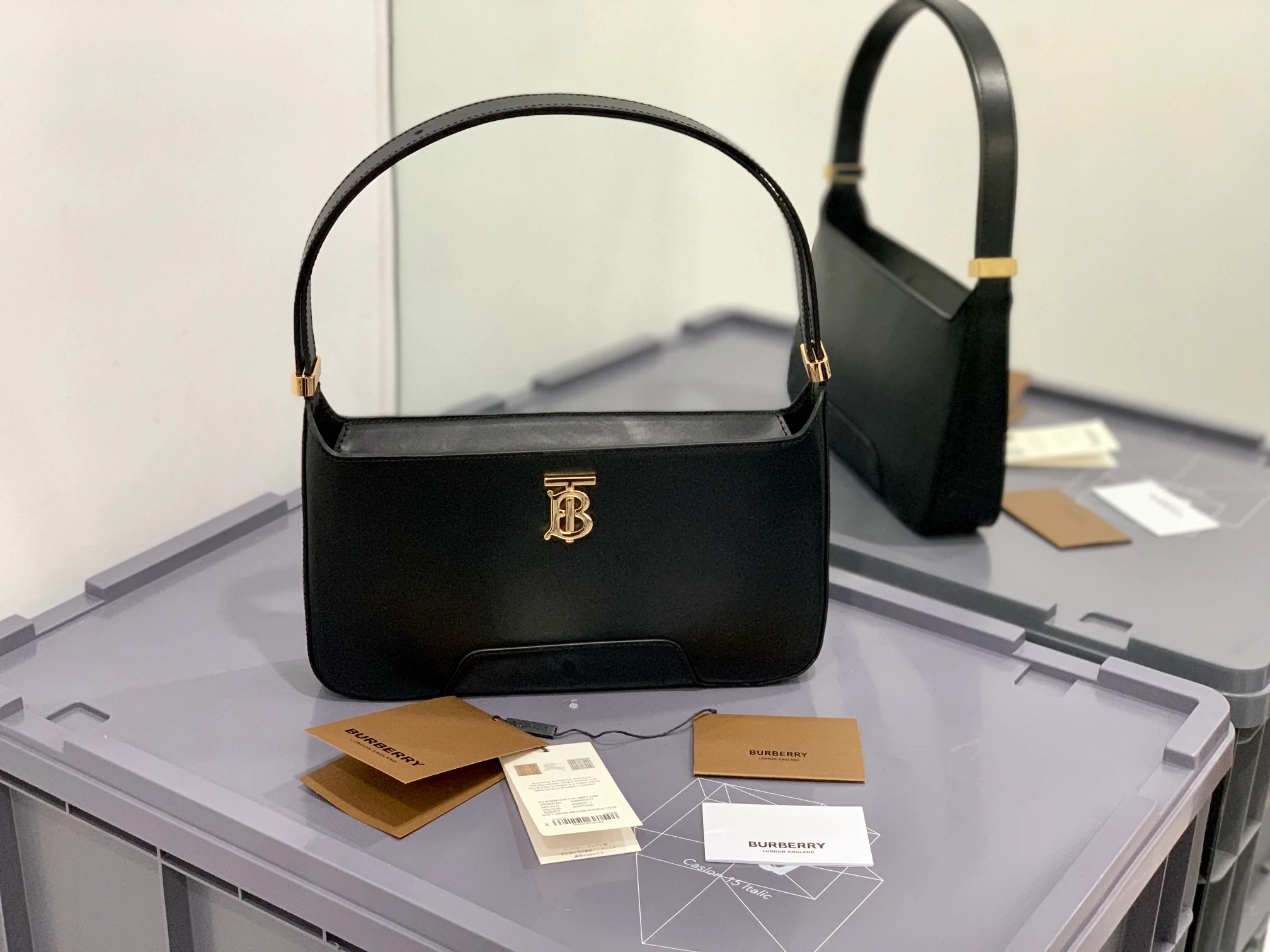 Новинка от Burberry - сумка через плечо TB - изображение из коллекции