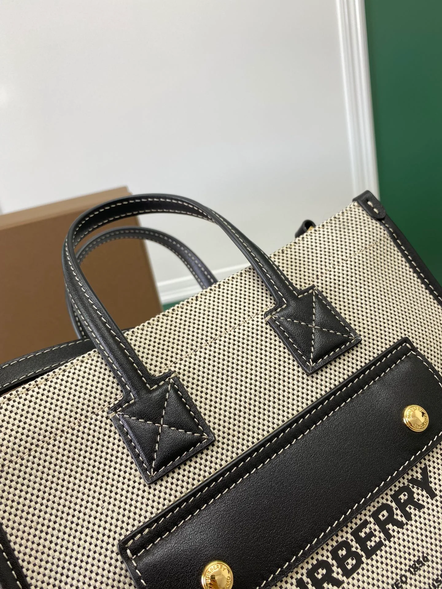 Сумка Burberry Freya - черная