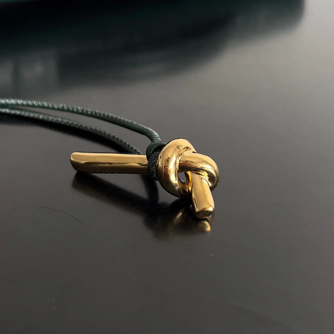 Сумочка-клатч BV с крокодиловым узором и узлом - зеленая