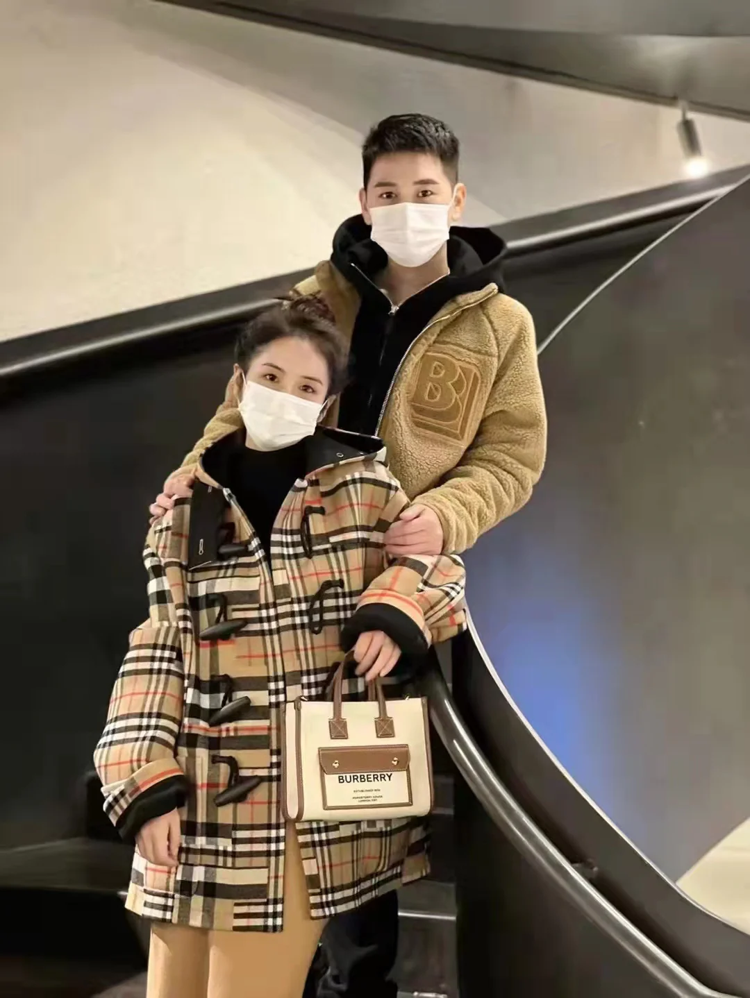 Сумка Burberry Freya — коричневая — изображение человека, который её носит.