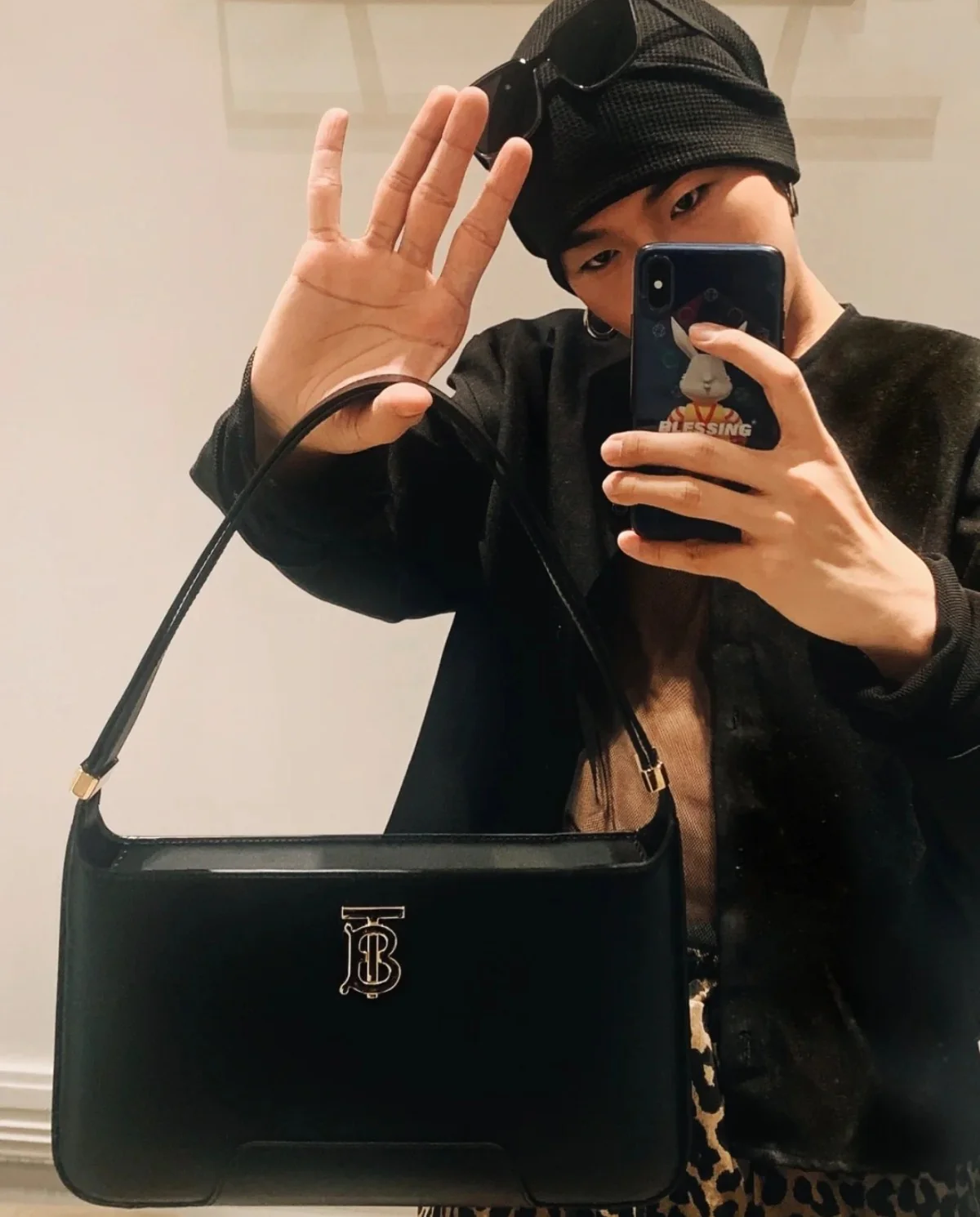 Новая сумка Burberry TB через плечо — черная — на фото.