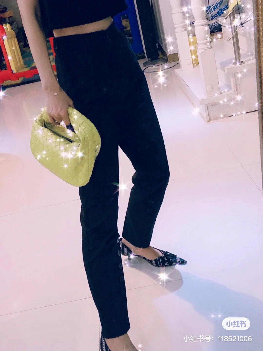 Мини-сумочка BV Mini Jodie в виде круассана — Фотографии в одежде — 2