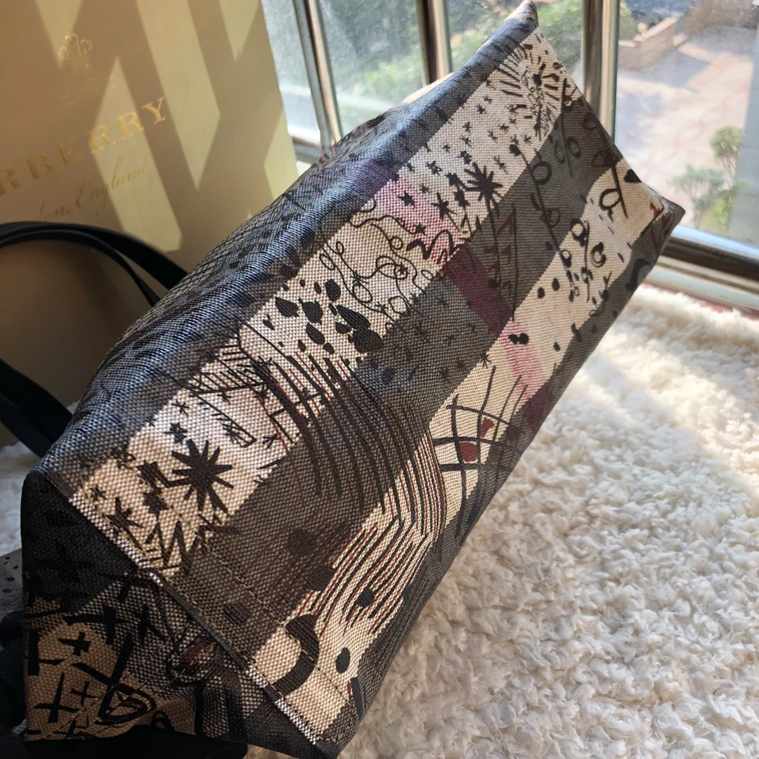 Двусторонняя сумка-тоут Burberry с принтом в стиле кэжуал и граффити.