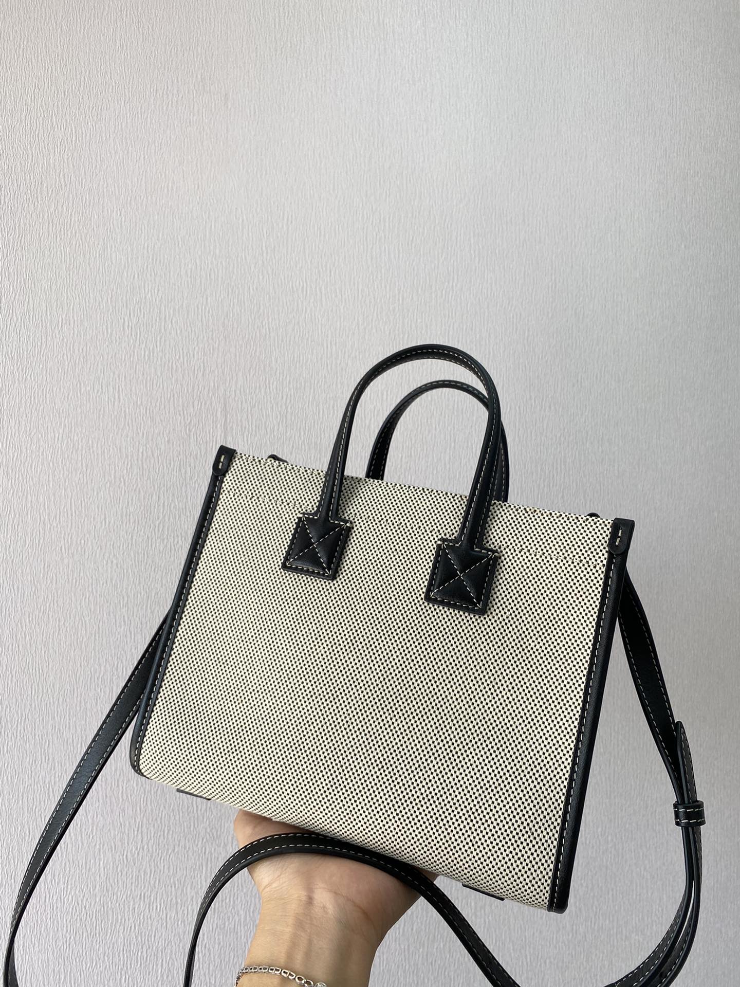 Сумка Burberry Freya - черная