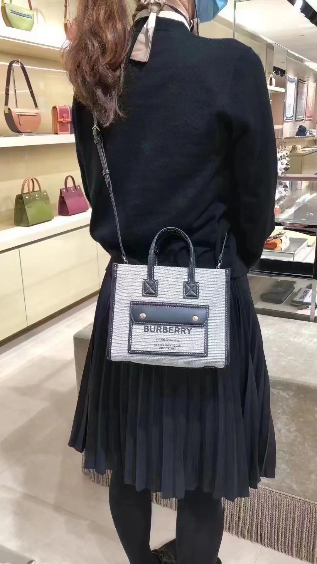 Сумка Burberry Freya — черная — маленькая — фотографии, демонстрирующие ее ношение.