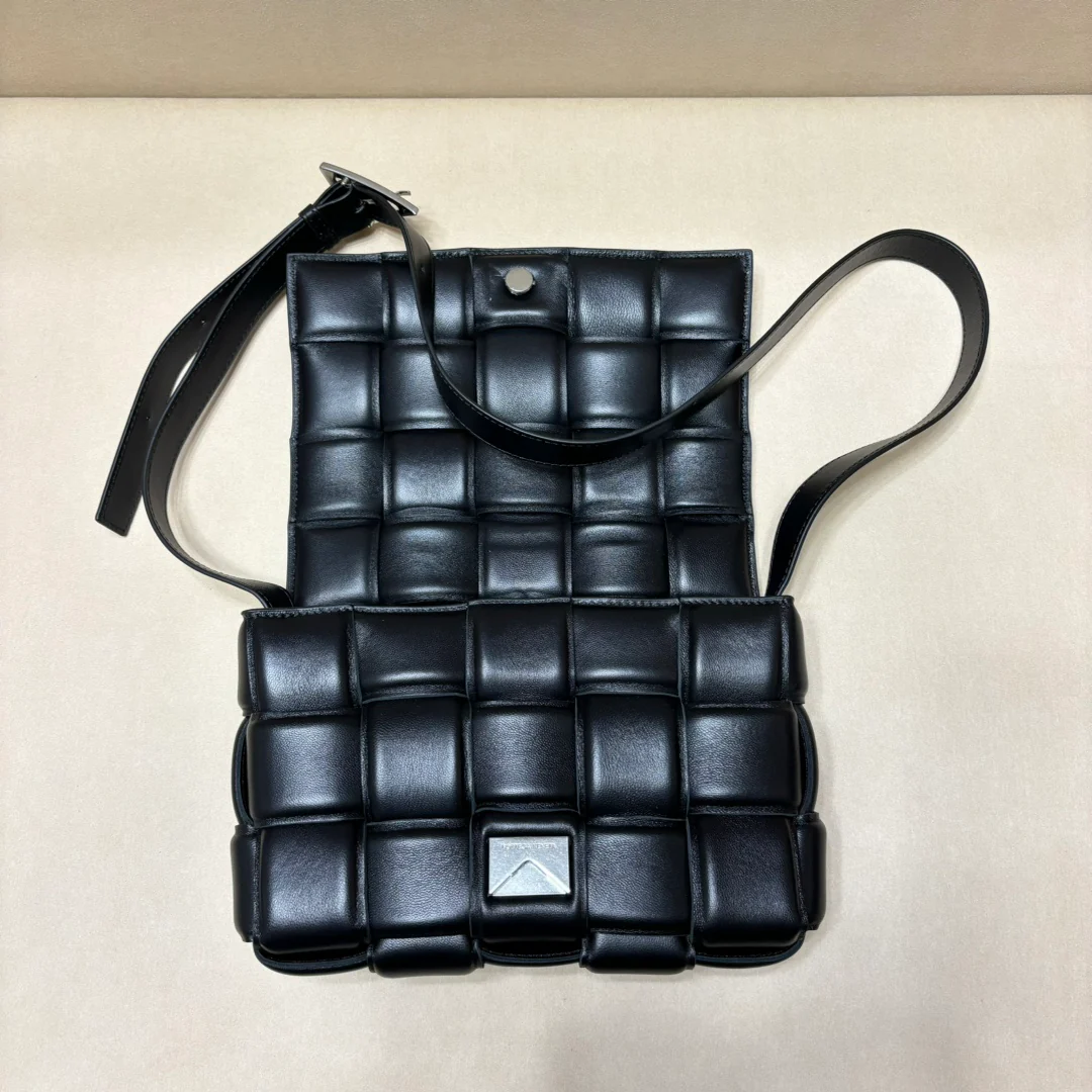 Двусторонняя плетеная сумка через плечо BV - черная