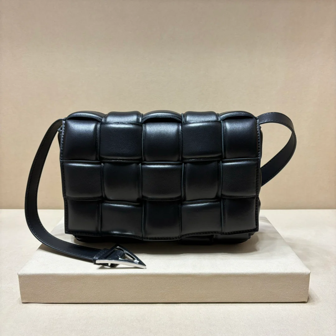 Двусторонняя плетеная сумка через плечо BV - черная