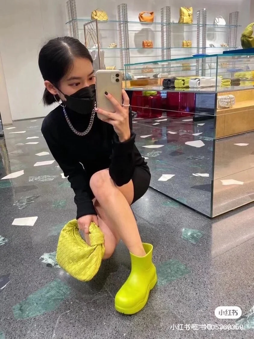 Мини-сумочка BV Mini Jodie в виде круассана — Фотографии в одежде — 2