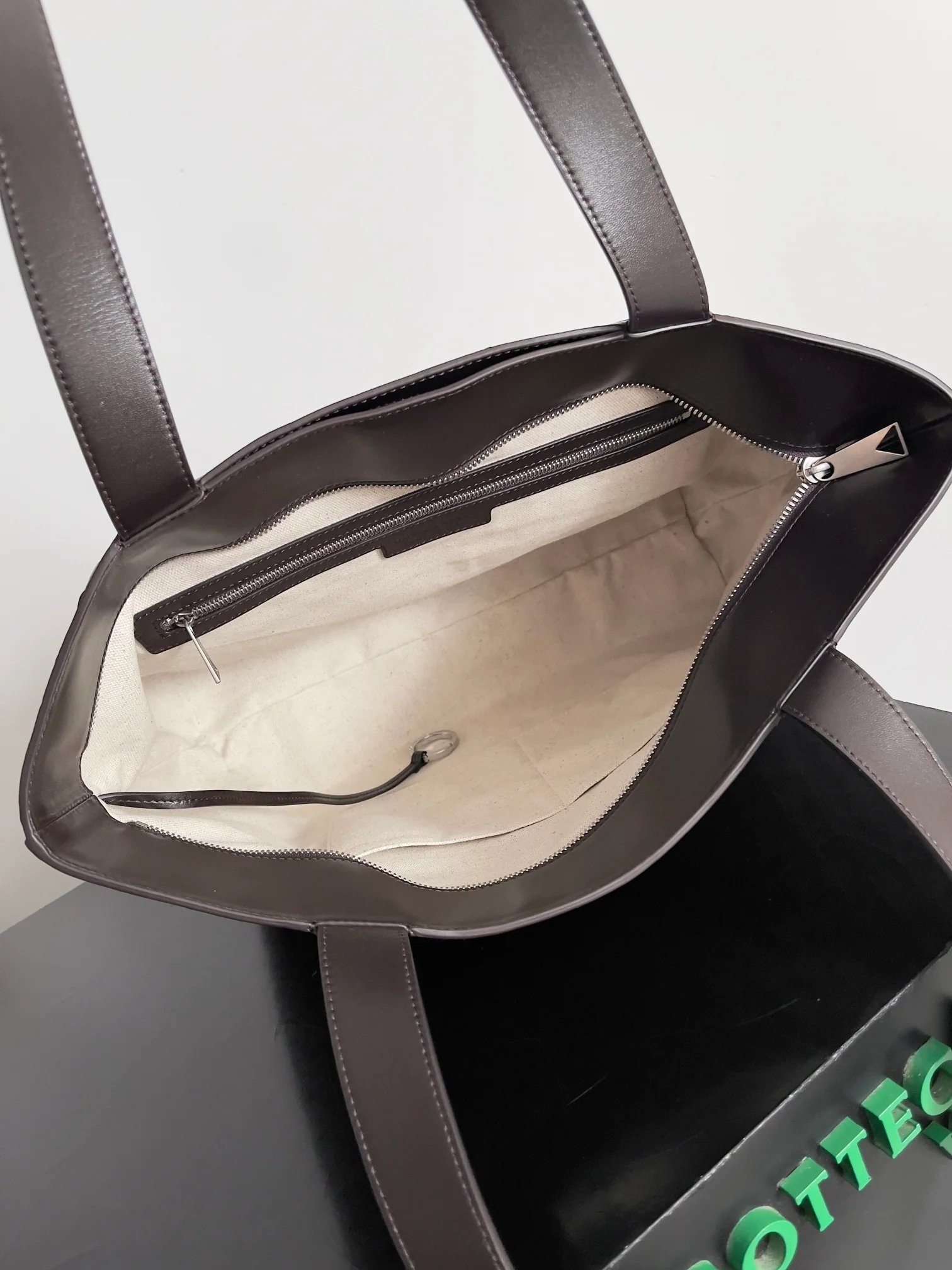 Сумка-шоппер BV на молнии - коричневая