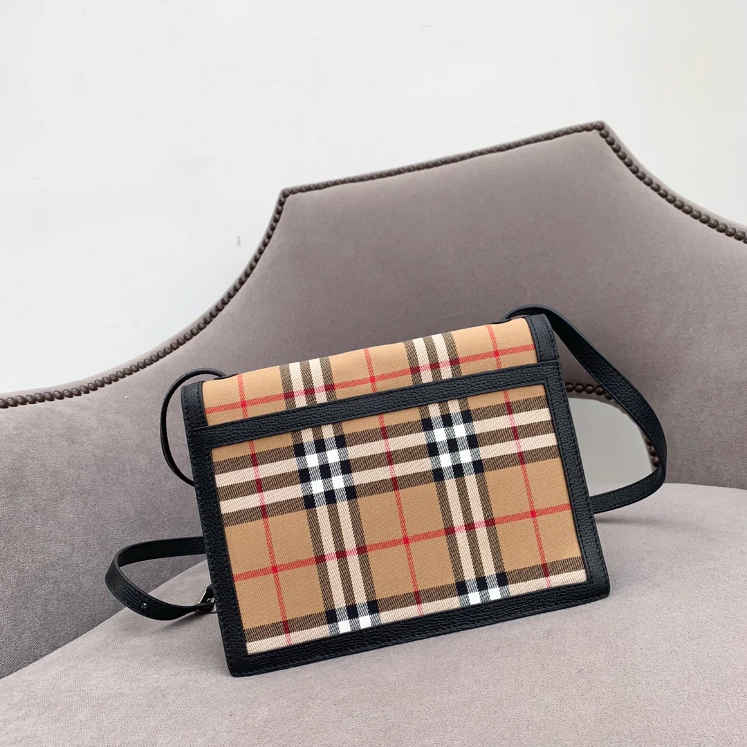 Сумка через плечо Burberry 2022 года в винтажном клетчатом стиле.