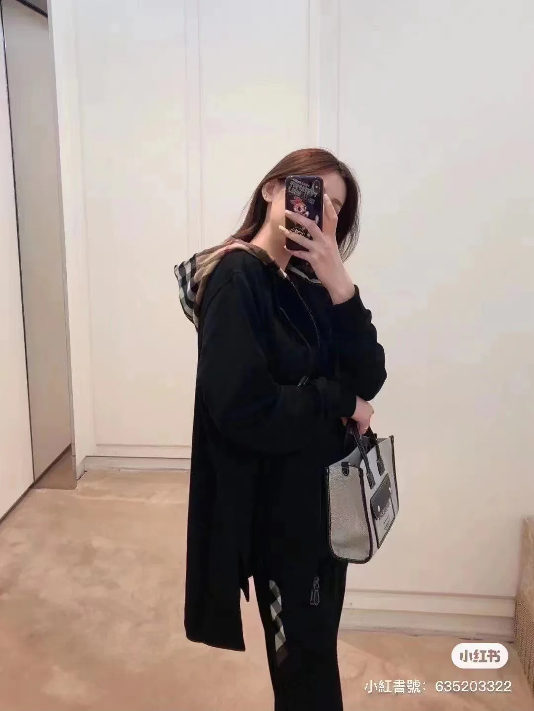 Сумка Burberry Freya — черная — маленькая — фотографии, демонстрирующие ее ношение.