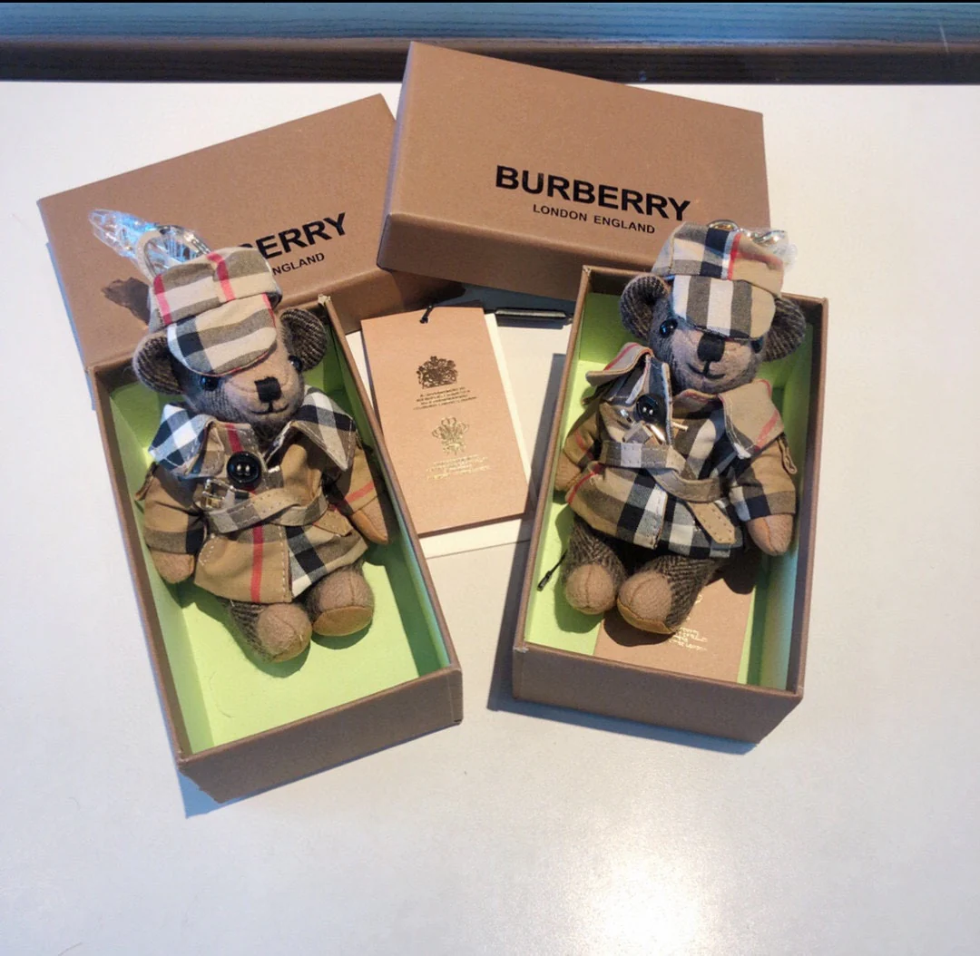 Тренч Burberry в клетку с подвеской в ??виде медведя