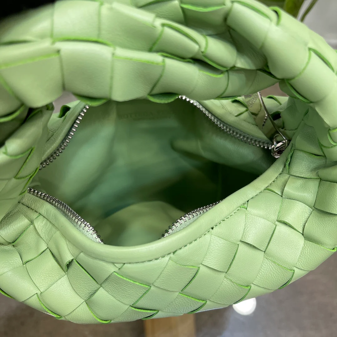 Круглая плетеная сумка-хобо BV Jodie с узлом - 27x22x3 см - 5 шт.