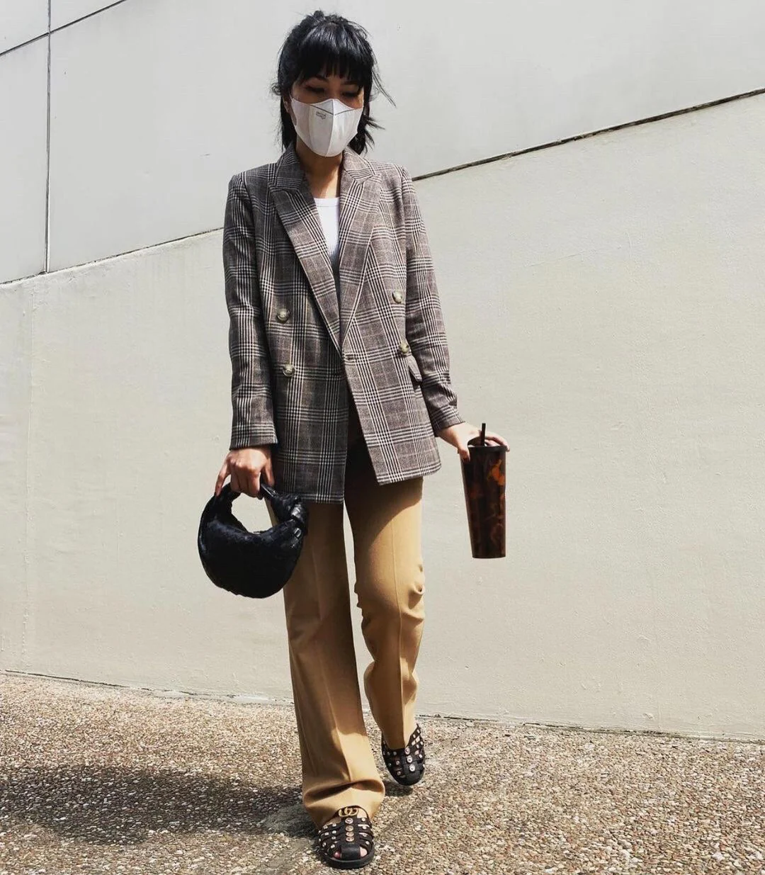 Мини-сумочка BV Mini Jodie в виде круассана — на фото — черная.