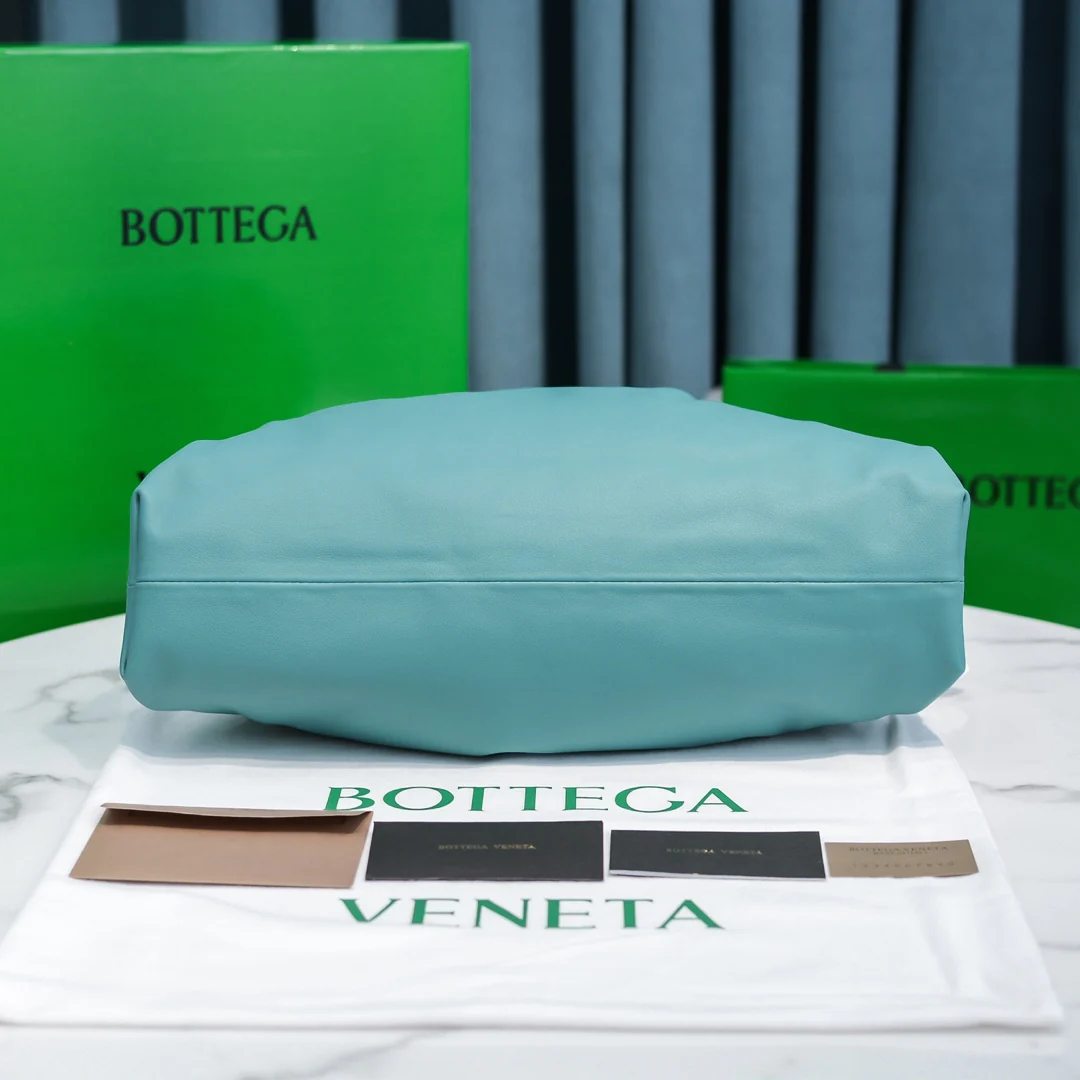 Сумка-чехол BV Cloud Bag Pouch Series - из гладкой телячьей кожи - 23x13x8 см - 1 шт.