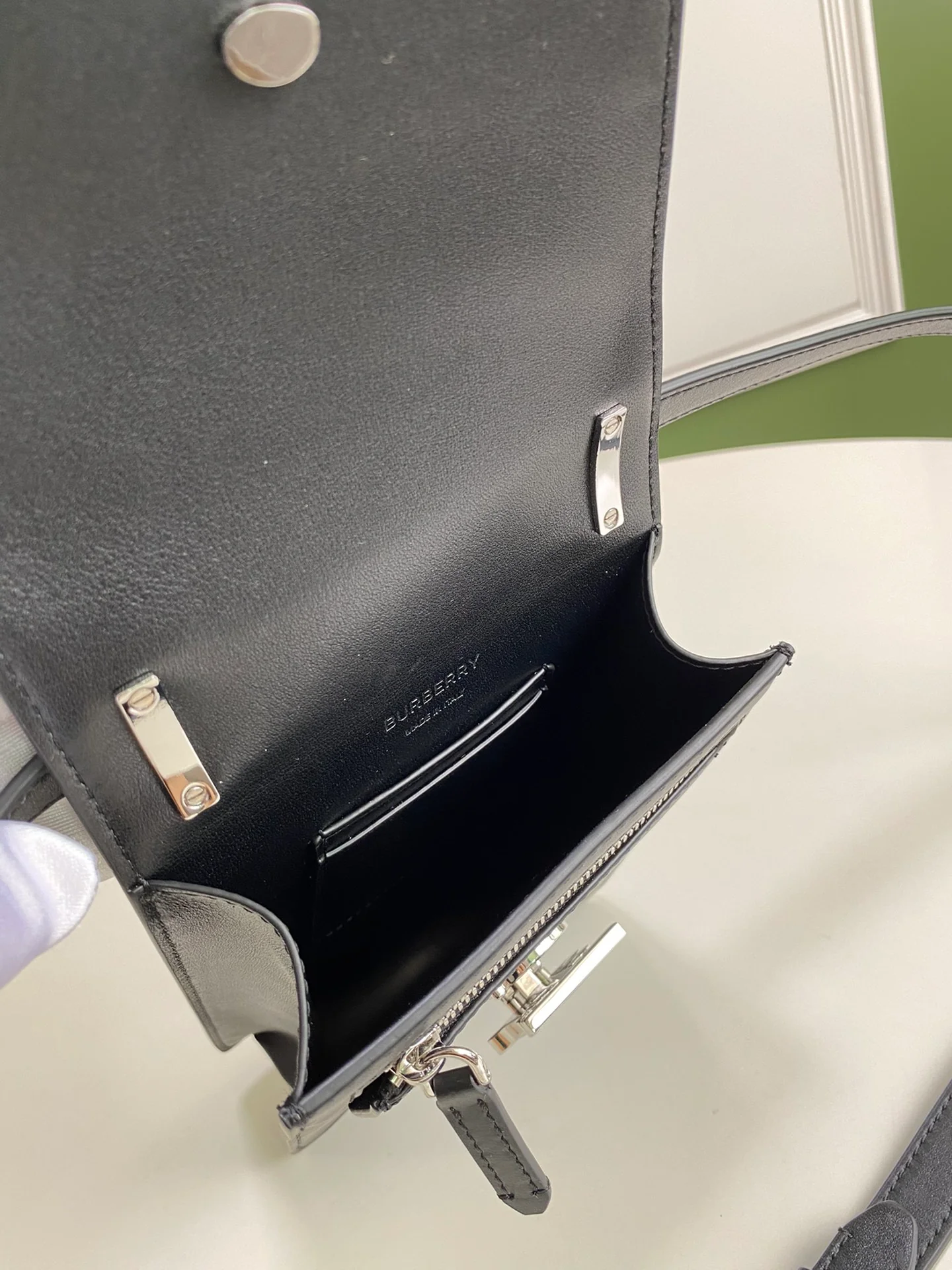 Чехол для телефона Burberry Robin — черный с серебристой фурнитурой.