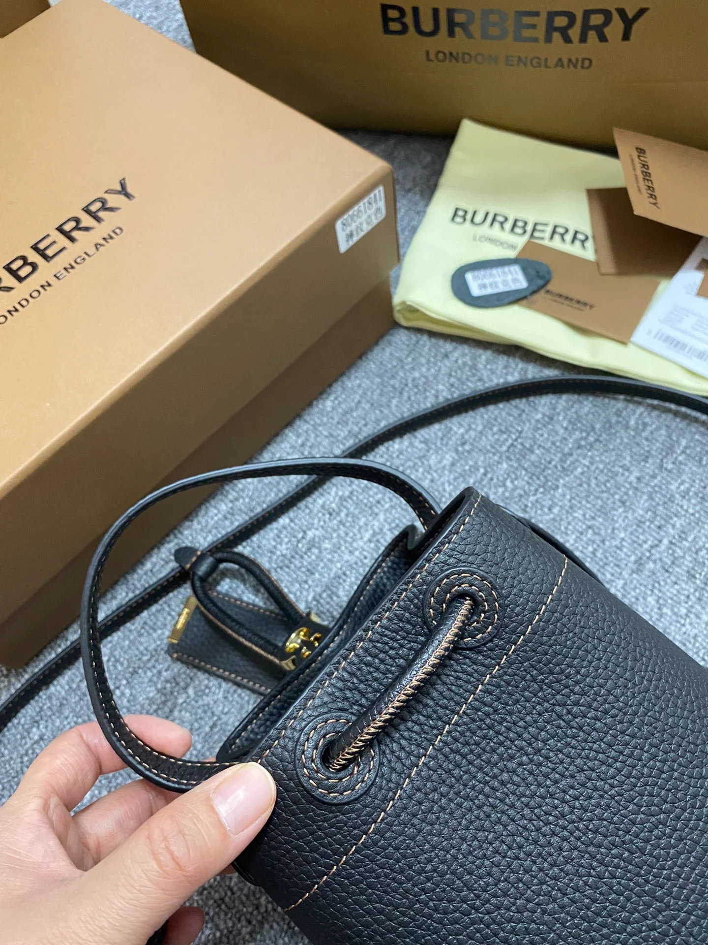 Сумка-ведро Burberry из зернистой кожи - Маленькая - Черная