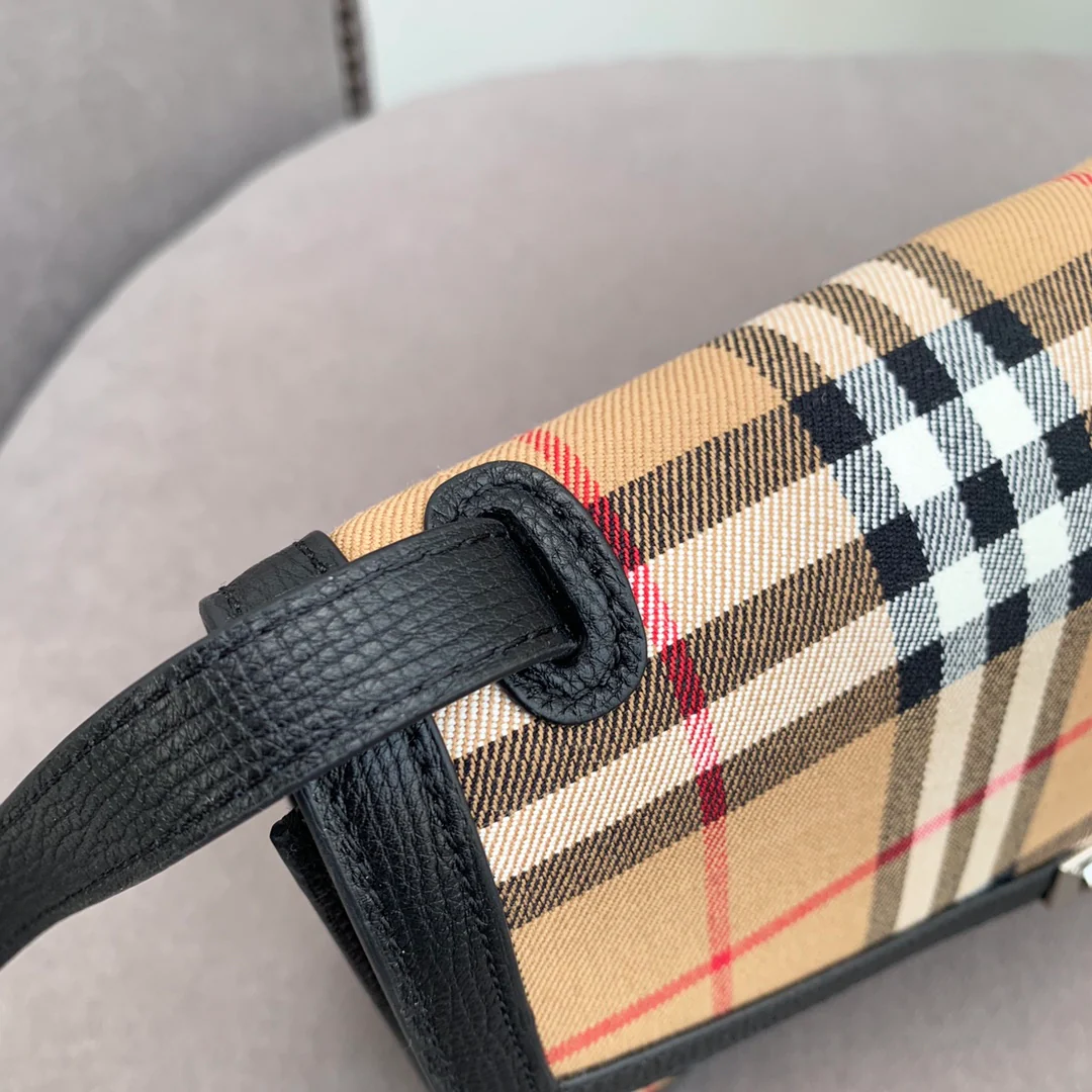 Сумка через плечо Burberry 2022 года в винтажном клетчатом стиле.