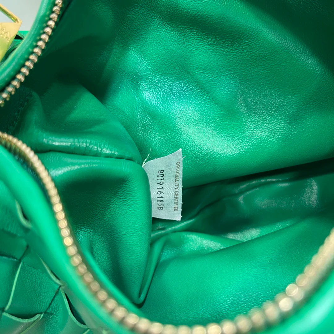 Круглая плетеная сумка-хобо BV Jodie с узлом - 27x22x3 см - 1 шт.