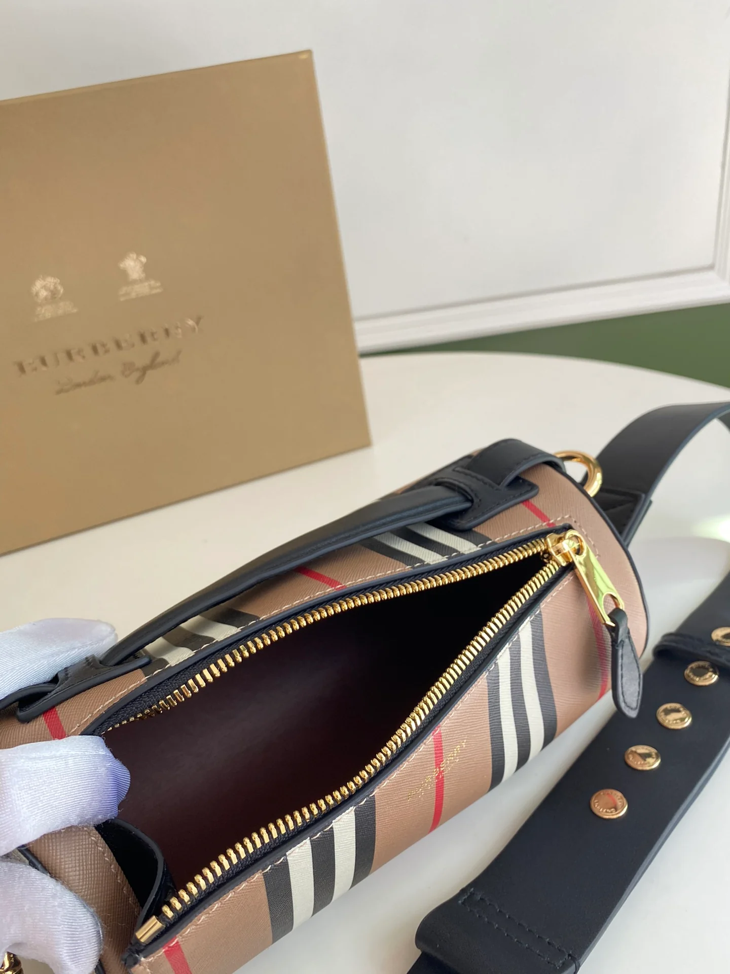 Новинка Burberry 2022 года - Избранные винтажные модели - Цилиндрическая сумка