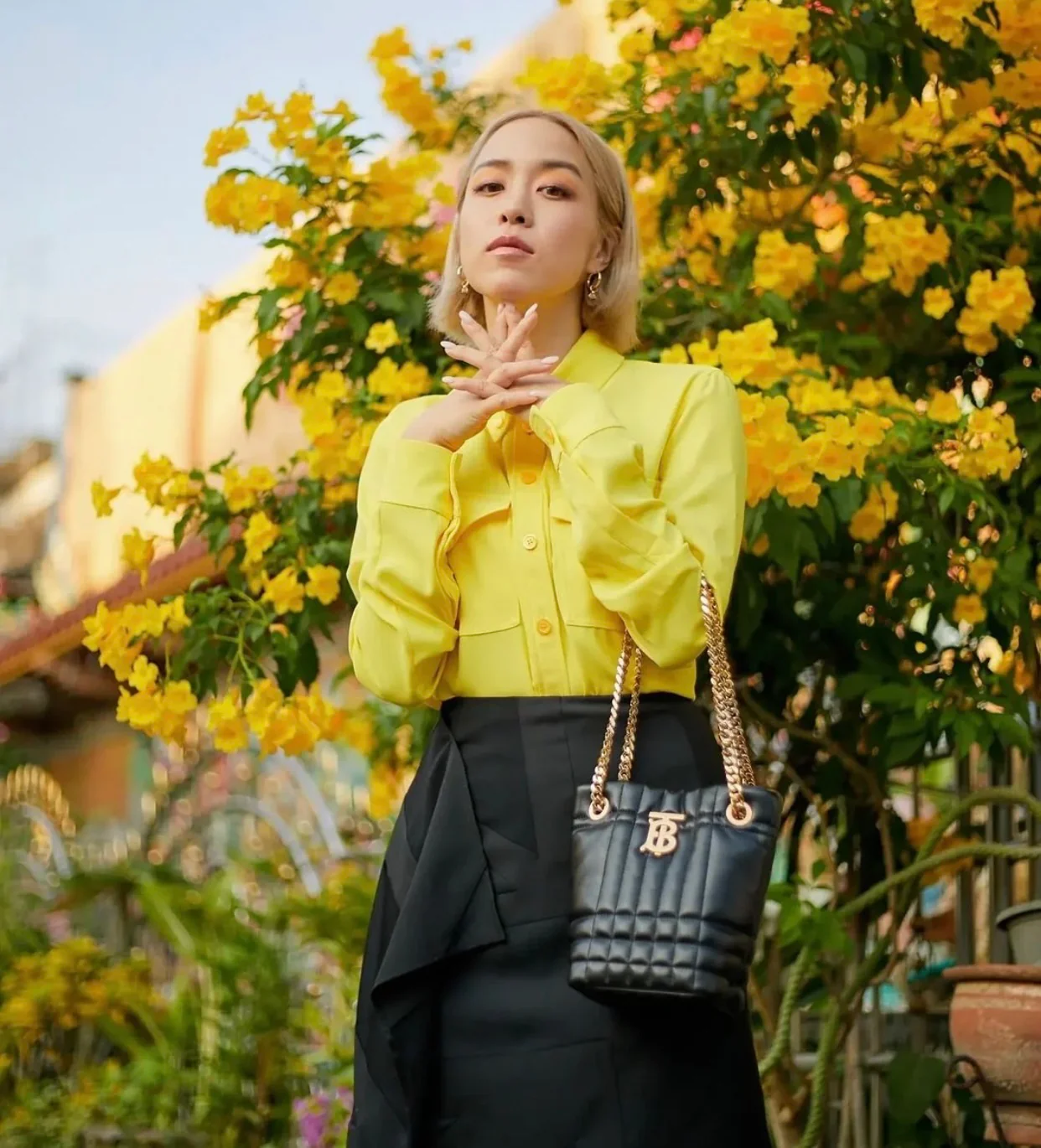 Burberry - Новинка, изысканная - стеганая сумка-ведро Laura - маленький размер - фотографии, демонстрирующие ее ношение.