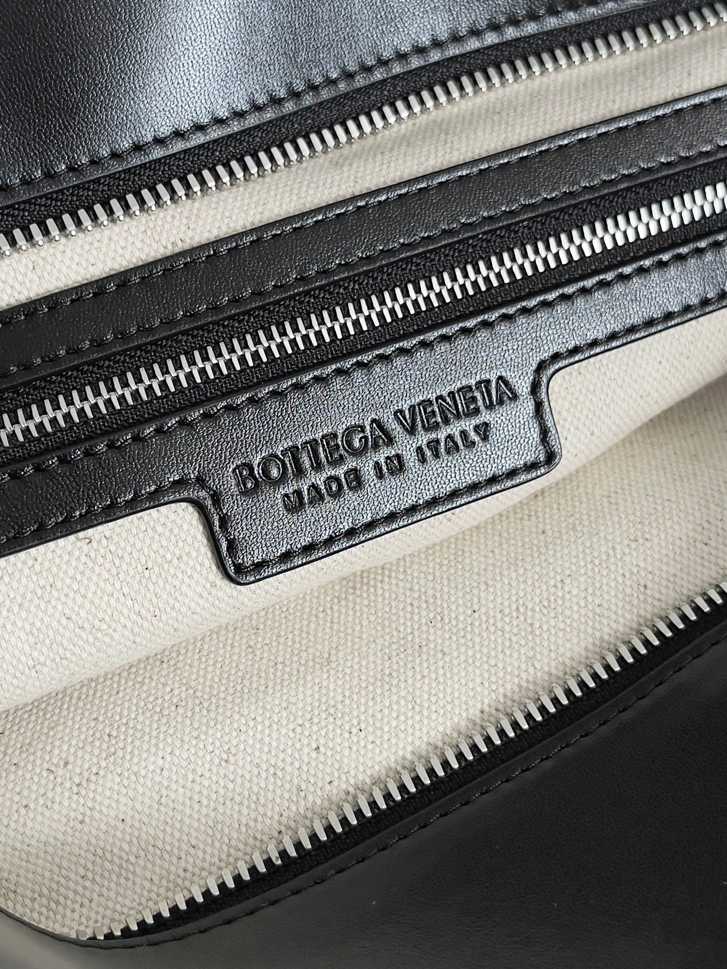 Сумка-тоут на молнии BV - черная