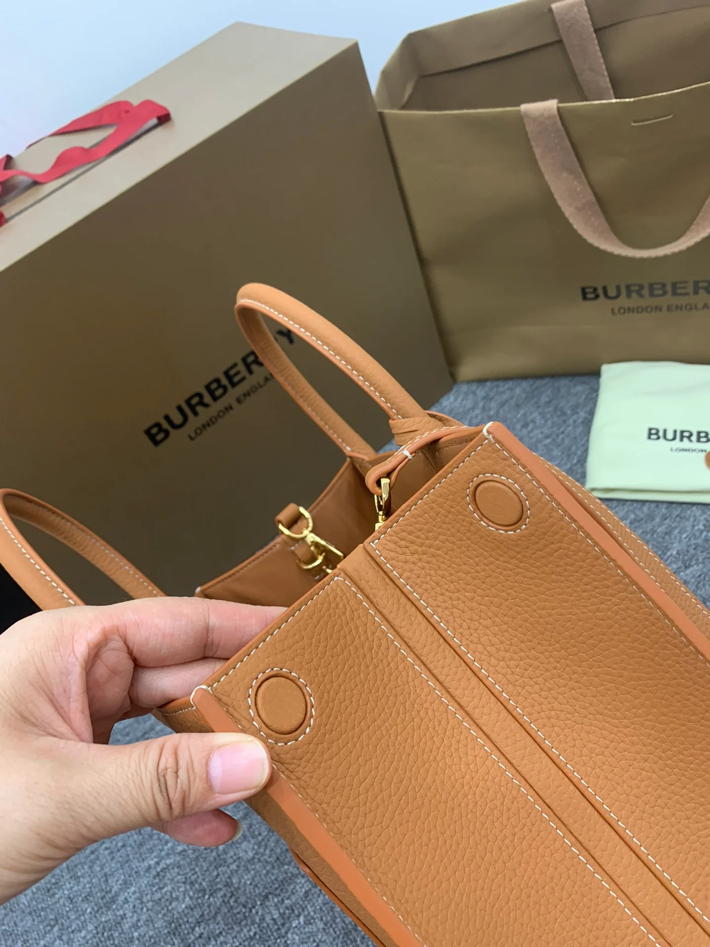 Сумка-тоут Burberry Frances из зернистой кожи, коричневая, 32 см.