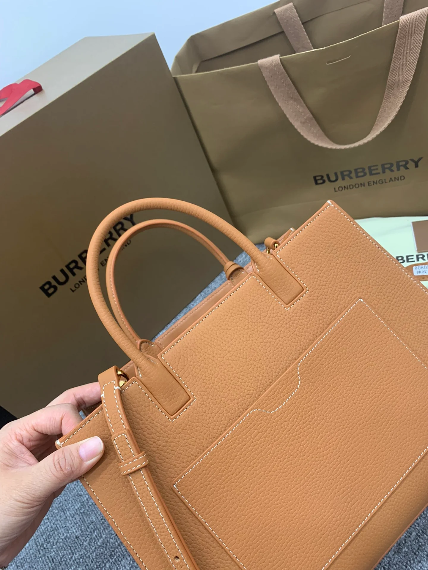 Сумка-тоут Burberry Frances из зернистой кожи, коричневая, 32 см.