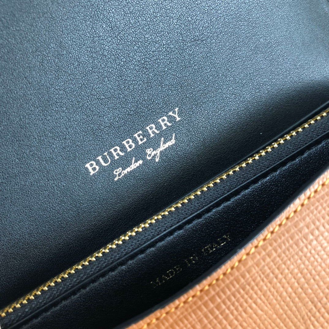 Сумка Burberry The Buckle Bag - коричневая.