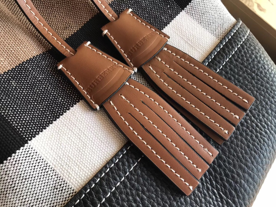 Сумка-ведро Burberry из канваса в клетку, коричневая.