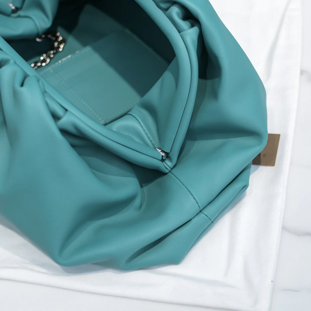 Сумка-чехол BV Cloud Bag Pouch Series - из гладкой телячьей кожи - 23x13x8 см - 1 шт.