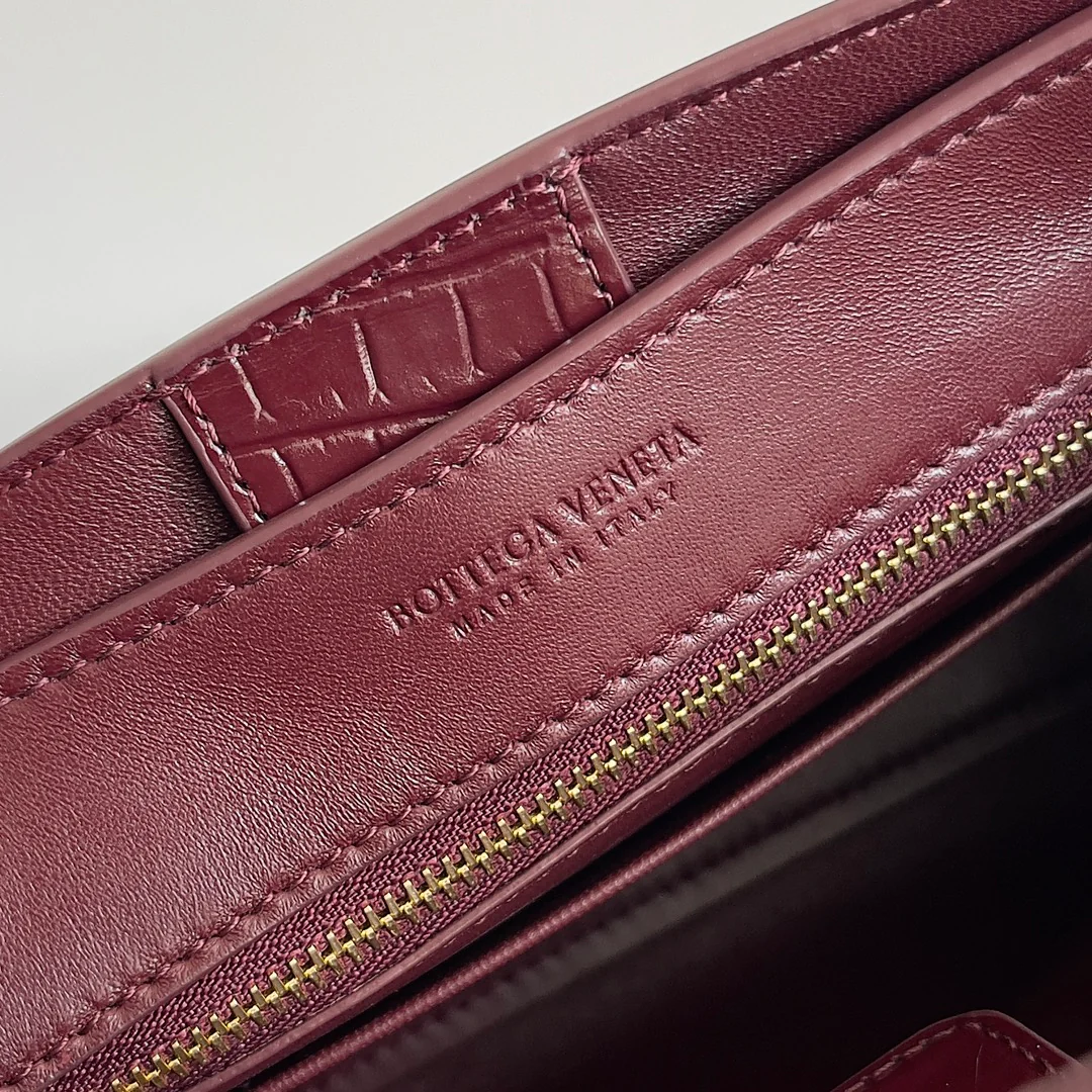 Сумка Andiamo из кожи аллигатора BV - бордовая.