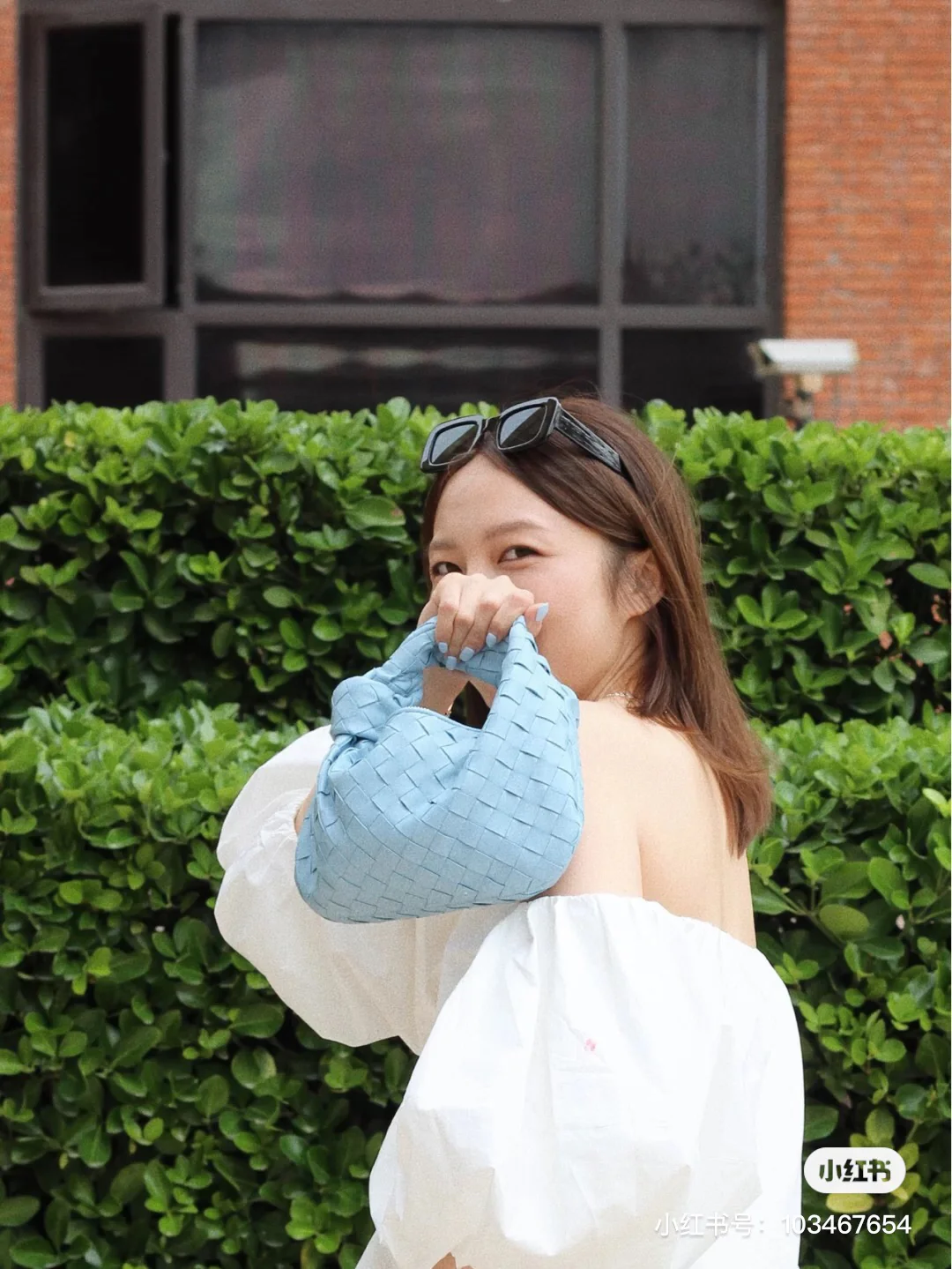 Мини-сумочка BV Mini Jodie Croissant Bag - на фото - цвет ?Ледниковый синий?