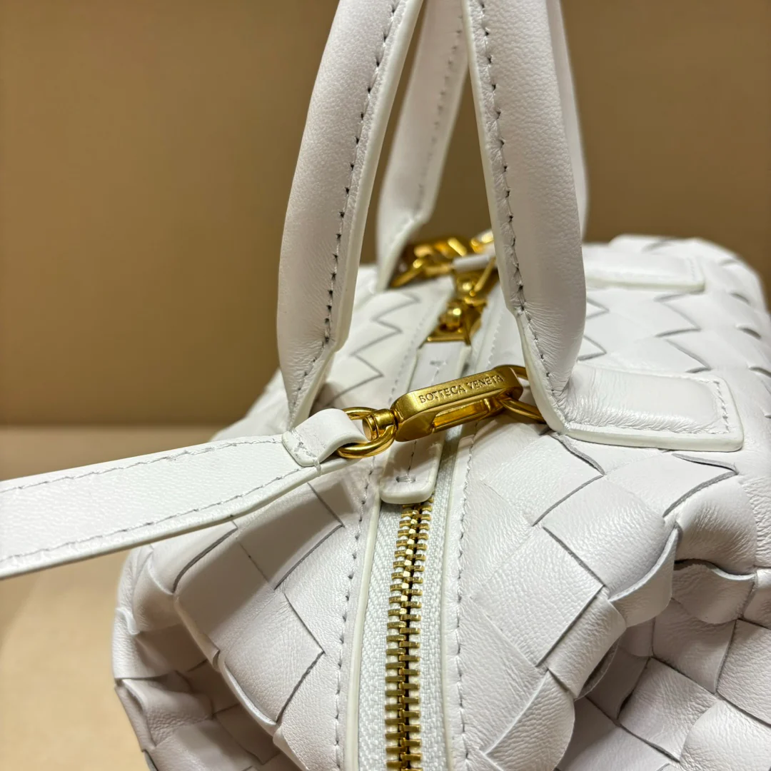 Сумка для боулинга BV Intrecciato из плетеной кожи - белая.