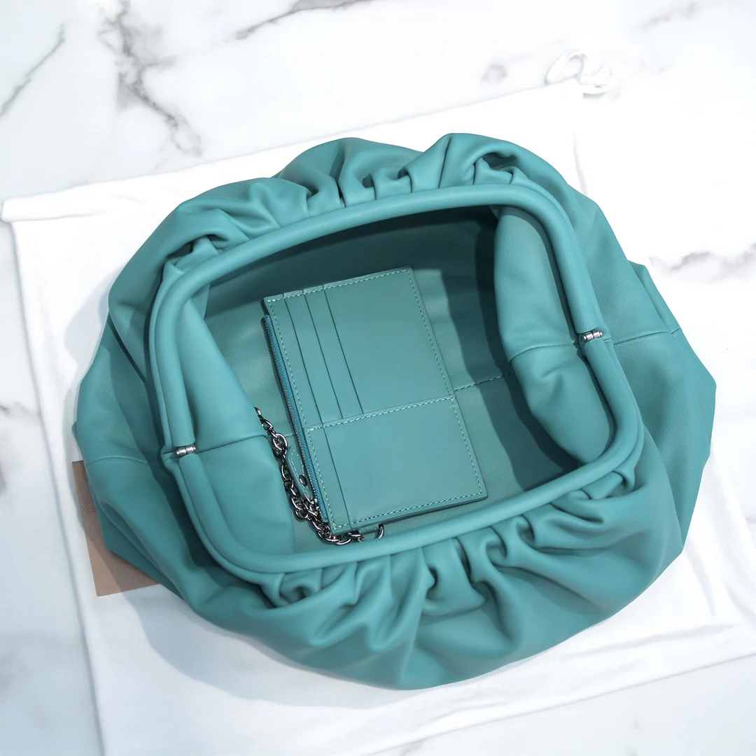 Сумка-чехол BV Cloud Bag Pouch Series - из гладкой телячьей кожи - 23x13x8 см - 1 шт.